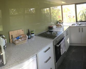 Peace and serenity in the hills close to wineries - Cherryville - Kitchen