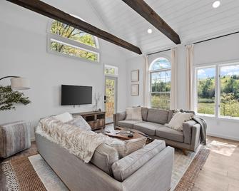 Ski shack with boot warmers, secret room, ev charger, backup generator. - Center Harbor - Salon
