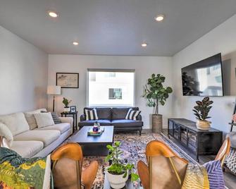 Modern Mountain Townhome - Ski Nearby - American Fork - Living room