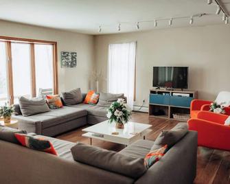 View of Majestic Keweenaw Bay, Sauna, Hot tub, Swimming Pool, & More!! - Baraga - Sala de estar