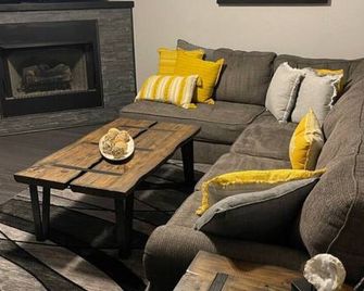 Brooklynn's Bay, Elegant Lakefront Condo Retreat - 溫泉(阿肯色州) - 客廳