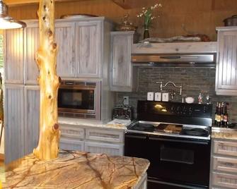 Charming Lakefront Cottage Rental Perfect for 20 near Jacksonville, Florida - Starke - Кухня