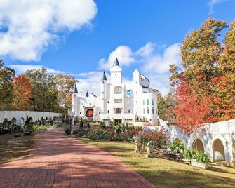 Uhuburg Castle - Helen - Building