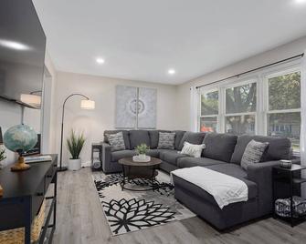 Kings Beds W/Tv'ssteps To Shopsnew - Lee's Summit - Living room