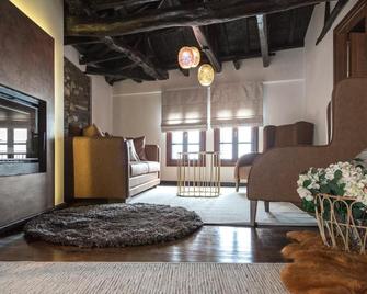 1822 Makrinitsa Suites - Makrinitsa - Wohnzimmer