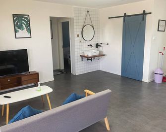 Warm 2br Nadi Home – King Bed & Kitchen, Near Shops, Calm & Cozy Stay - Nadi - Sala de estar