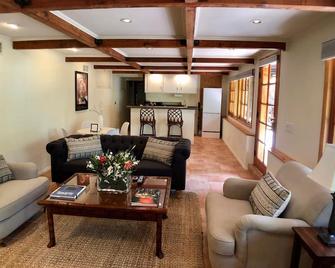 Beautiful Beverly Canyon1 bedroom Retreat with private garden &spacious patio. - Los Ángeles - Sala de estar