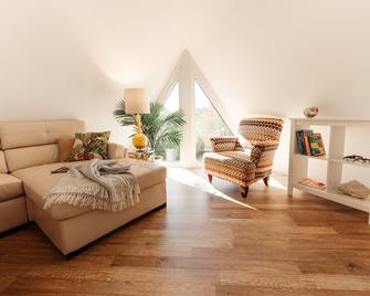 Pyramids in Florida - Fort Myers - Living room