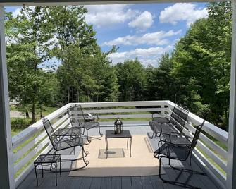 Large, charming lake cottage nestled in the heart of our private community. - Eagles Mere - Balcony