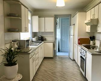Beautiful Daffodil Suite at Highland Garden Hideaway - Bowral - Küche