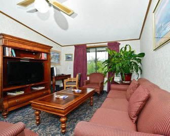 M Star Hotel Covington - Covington - Living room