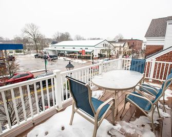 84 Main - Kennebunk - Balcón