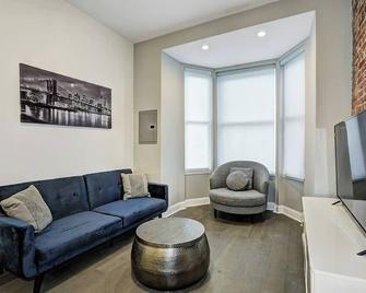 Renovated Luxury 1 Bedroom, 15 min. to Manhattan - Hoboken - Living room