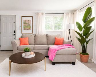 New Owner Special King Bed Colorful Quay Themed Duplex Workspace Fuquay-Varina - Fuquay-Varina - Sala de estar