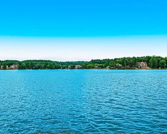 Water-view condo with shared pools/hot tubs, WiFi, washer/dryer, & central AC - Wisconsin Dells - Vista del exterior