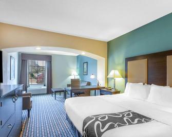La Quinta Inn & Suites by Wyndham Stonington-Mystic Area - Pawcatuck - Bedroom