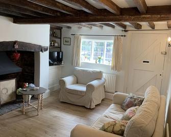 Farthings - genuine Austen charm cottage & garden - Alton - Living room