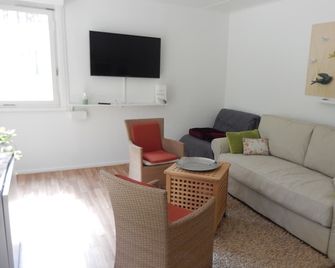 Ferienhaus Waldoase für 2 - 3 Personen, Freistehend auf Eingezäuntem Grundstück - Beelitz - Wohnzimmer
