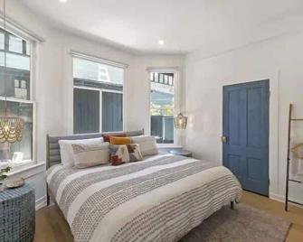 Cozy 1 BR Casita Overflowing with Natural Light - San Diego - Bedroom