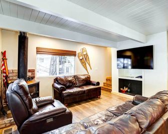 Hike, Fish & Explore: California Cabin w/ Deck! - Long Barn - Living room