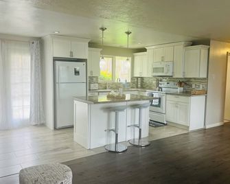 Relaxing Seatac Retreat: Easy Airport Access & Seattle Adventures - SeaTac - Kitchen