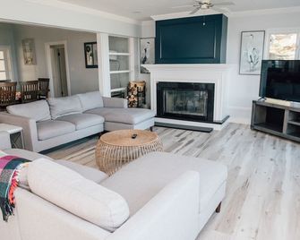 All Season Large lux on Water Amazing Skyline - hot tub, pool and beach - Fort Erie - Living room