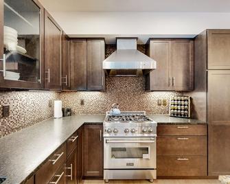 Stunner apt with fireplace, grill, partial ocean views & partial AC - Gold Beach - Cucina