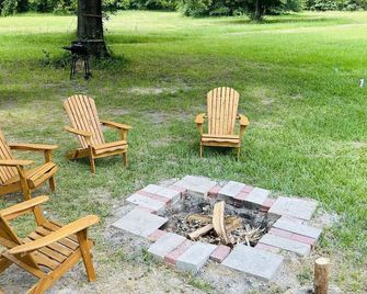 Cabin 2 near the river nestled next to Sam Houston Park with a fire pit - Huntsville - Patio