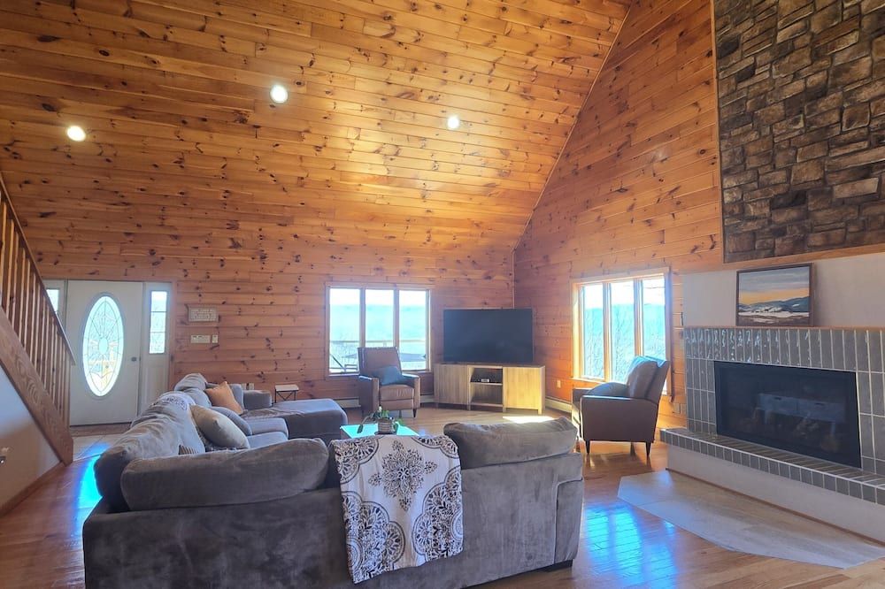 Scenic Mountain Family Retreat, Private Pool w/Panoramic Views, Modern Interior
