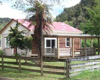 Whanga Bridge House On The Forgotten World Highway - Whangamomona - Building