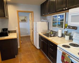Peaceful apartment with WiFi in Whitetail Valley north of Whitehall. - Whitehall - Kitchen