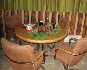 Private Mountain Log Cabin Cabin 3 Miles North Of Ouray - Ouray - Dining room