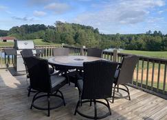 Farmhouse with private lake - Northport - Balcony