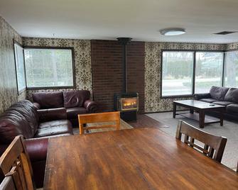 Spacious 5-bedroom house in charming Lynden with theater room and Wi-Fi - Lynden - Living room