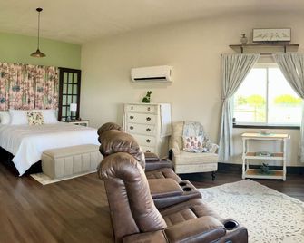 Beautiful view! Minutes away from MW, PK Lake, Parks, Shopping & Restaurants! - Mineral Wells - Bedroom