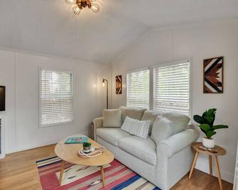 Smarter than the Average Stay at the Yogi Cottage! - Monteagle - Living room