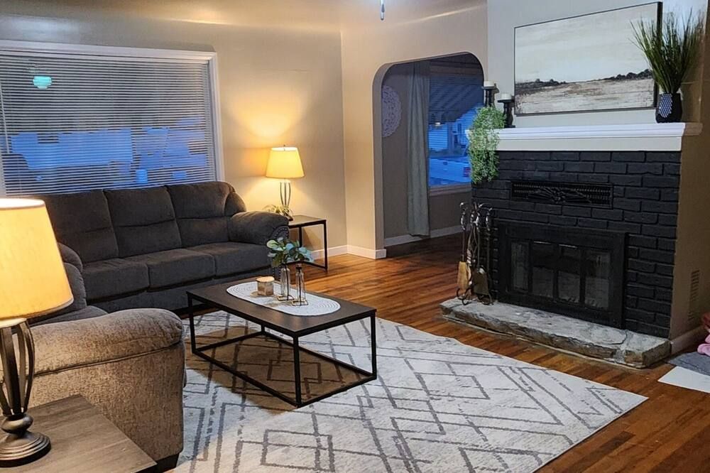 OldCharm Spacious 2bdrmhouse in perfect location in Burley with WiFi,Central Air - Burley - Living room