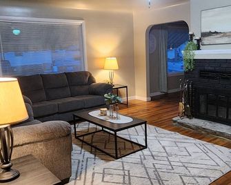 OldCharm Spacious 2bdrmhouse in perfect location in Burley with WiFi,Central Air - Burley - Living room