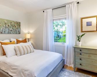 Gorgeous Carriage House close to USNA, walk to stadium, free parking, pets+kids - Annapolis - Bedroom