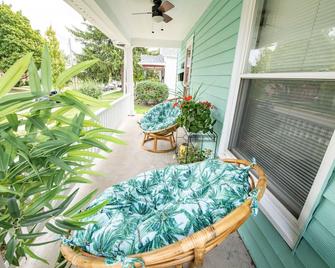 Cozy Two-Bedroom Bungalow with New Kitchen - Tipp City - Balcony