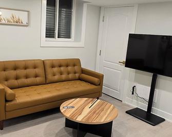 Charming 1-bedroom apartment in delightful Oakville with WiFi, AC - Oakville - Living room