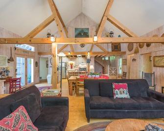 Sugarhaus | Deck, Gas Grill & 5 Min. to Downtown Black Mtn! - Ridgecrest - Sala de estar