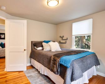 Christmas City Cottage - Bethlehem - Bedroom