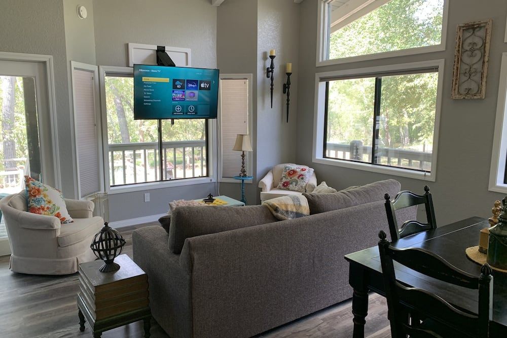 Living room view of Creekside Cabin Under the Sycamores