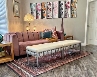 Bright & Beautiful Rose Bowl Retreat - Pasadena