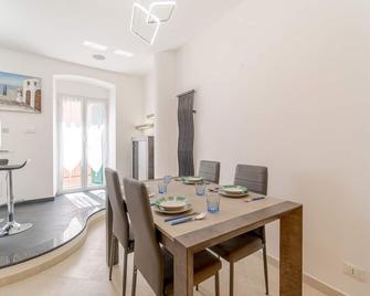 Comfy Apartment x4 - w/ Balcony - Genoa - Restaurant