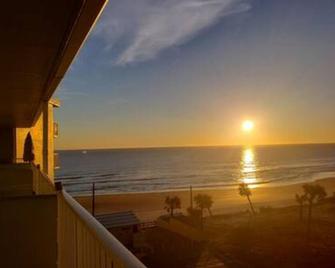 3 Beds Luxury Oceanfront Kitchen Ideal 4 Long Stay - Daytona Beach - Balkon