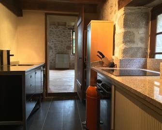 Apartment Intime in the annex of a hunting lodge from the 14th century century - Piegut-Pluviers - Cocina
