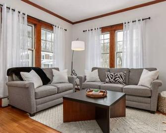 Modern Boutique Farmhouse - Walk to Town - King Bed - Dover - Living room
