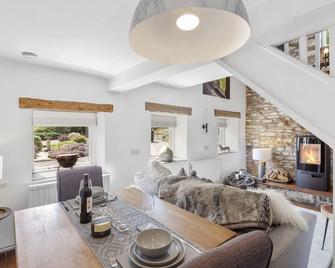 Luxury detached stone cottage in Peak District village with stunning views - Hartington - Comedor